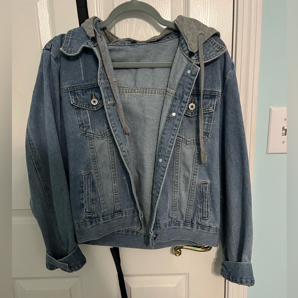 Women’s hooded jean jacket